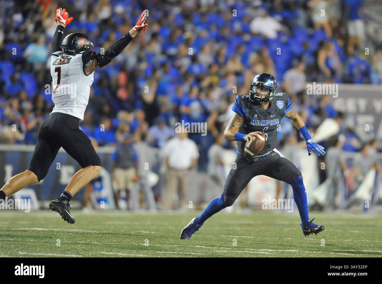 3 septembre 2016 : Chad Meredith (7 ans), le linebacker du sud-est du Missouri, met la pression sur le quarterback de Memphis Riley Ferguson (4 ans) lors d'un match de football universitaire de la NCAA entre les Redhawks du sud-est du Missouri et les Tigers de Memphis au Liberty Bowl à Memphis, Tennessee. Memphis a gagné 35-17. Austin McAfee/CSM(image de crédit : &copy ; Austin McAfee/Cal Sport Media via ZUMA Wire) Banque D'Images