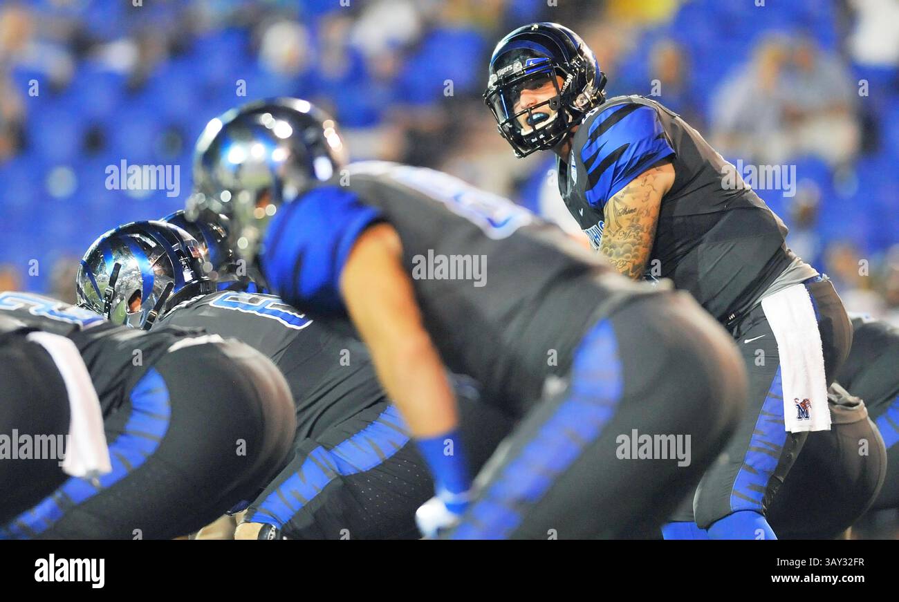 3 septembre 2016 : le quarterback de Memphis Riley Ferguson (à droite) se prépare sous le centre pendant le quatrième quart-temps d'un match de football universitaire NCAA entre les Redhawks du sud-est du Missouri et les Tigers de Memphis au Liberty Bowl à Memphis, Tennessee. Memphis a gagné 35-17. Austin McAfee/CSM(image de crédit : &copy ; Austin McAfee/Cal Sport Media via ZUMA Wire) Banque D'Images