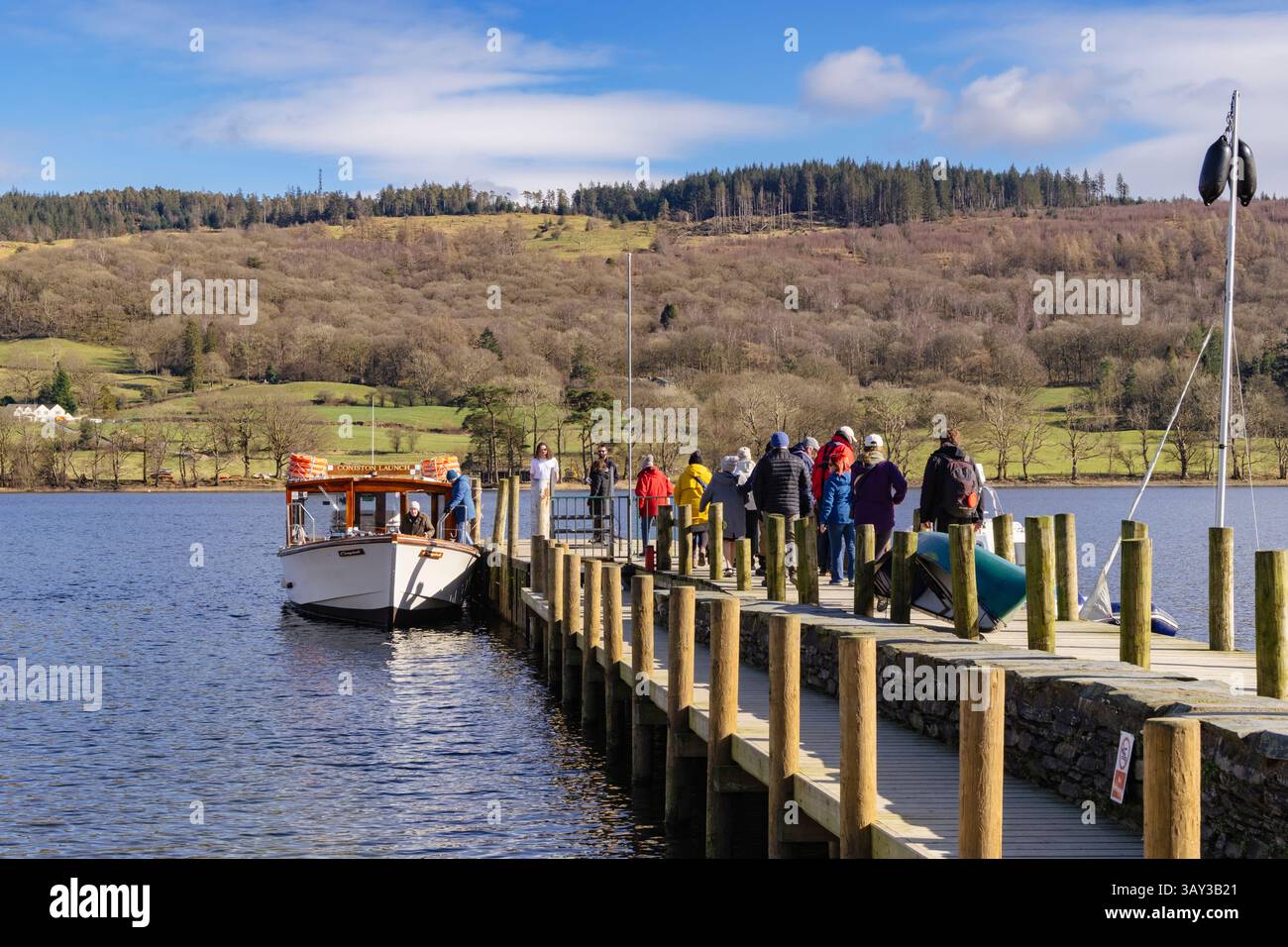 Bateau de lancement Coniston près de l'embarcadère de Water Head avec passagers embarquant sur Coniston Water dans le parc national de Lake District. Waterhead Coniston Cumbria Angleterre Banque D'Images