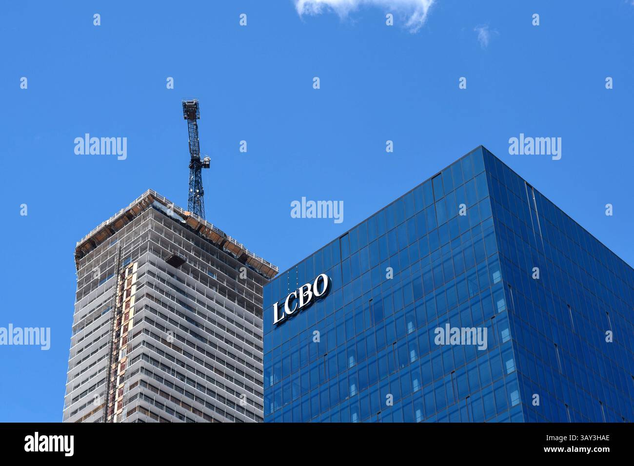 Le 4 juin 2022 - Toronto (Ontario), Canada : le nouveau siège social de la LCBO au 100 Queens Quay est et la construction de tours résidentielles est en cours Banque D'Images