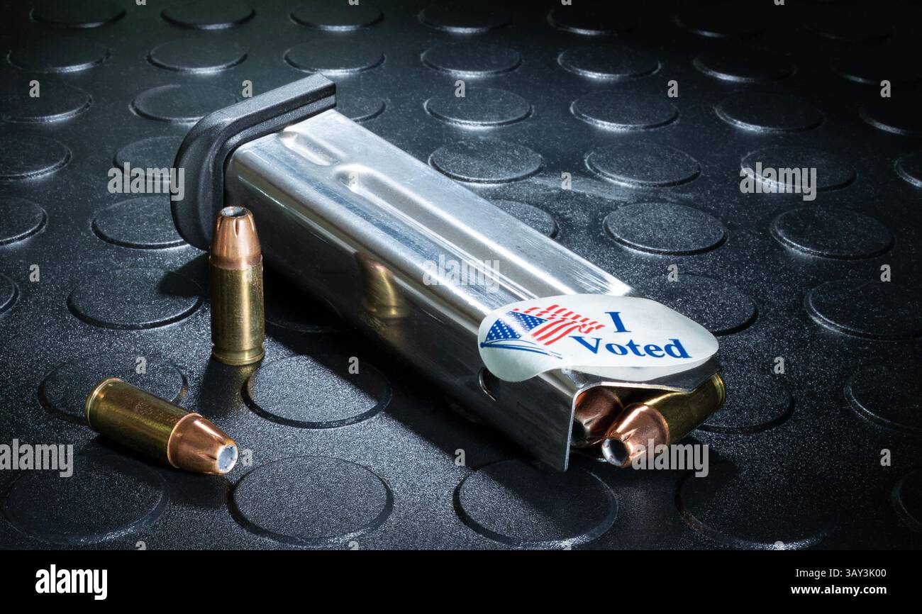 Chargeur automatique d'armes à feu en acier chargé de cartouches à pointe creuse pour l'autodéfense et avec un autocollant I voté. Banque D'Images