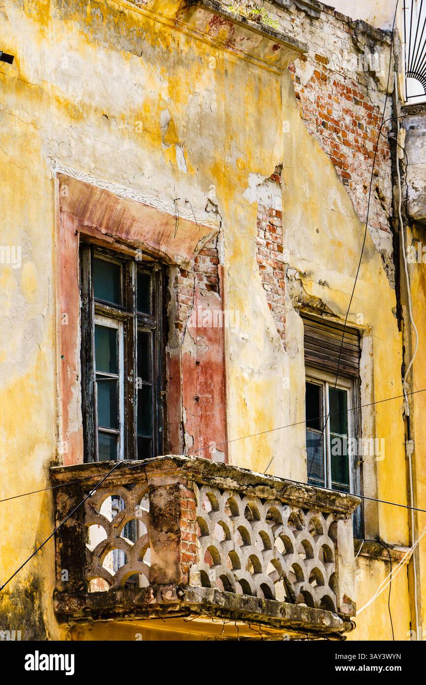 Mai 2024. Durres, Albanie. Ancien bâtiment délabré avec du plâtre pelable révélant des briques, et un balcon en ruine. Photo : © Simon Grosset Banque D'Images