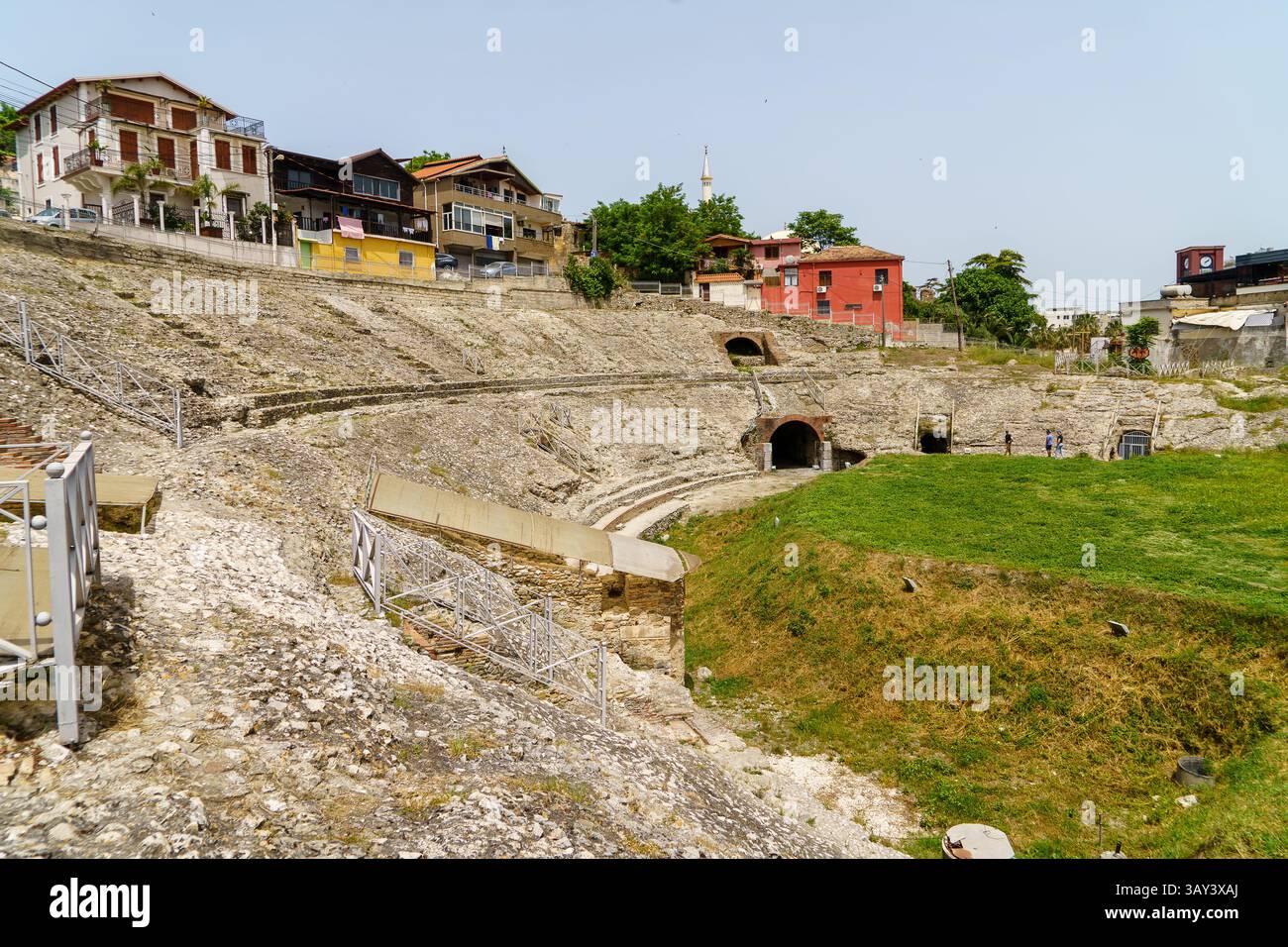 Mai 2024. Durres, Albanie. Les vestiges de l'amphithéâtre romain, construit au début du IIe siècle après JC. Il est de forme elliptique, avec le l Banque D'Images