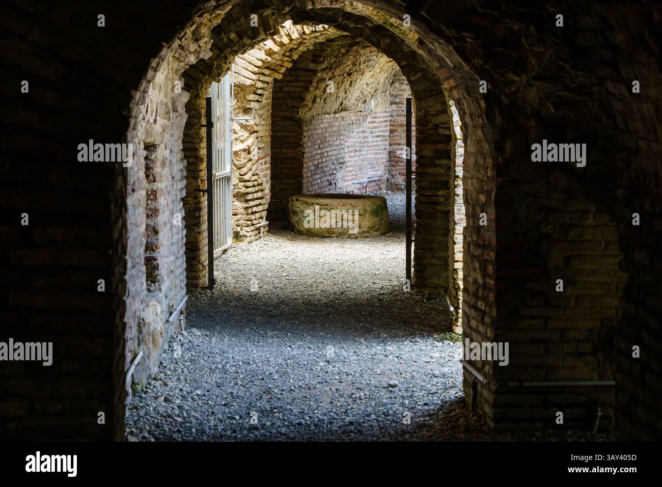 Mai 2024. Durres, Albanie. Les vestiges de l'amphithéâtre romain, construit au début du IIe siècle après JC. Il est de forme elliptique, avec le l Banque D'Images