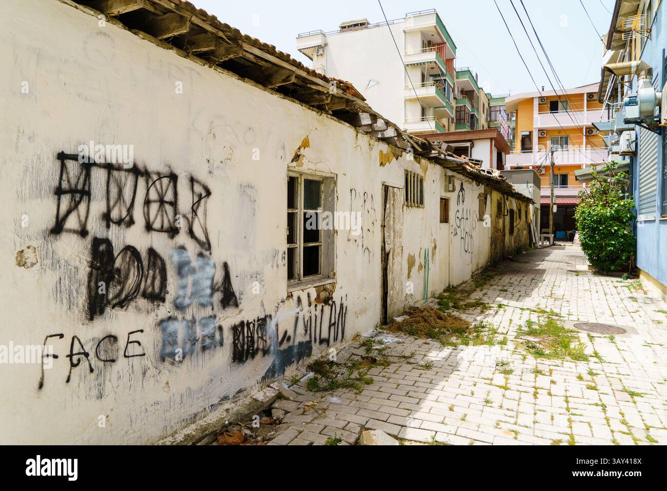 Mai 2024. Durres, Albanie. Bâtiments anciens et nouveaux. Les vieux bâtiments sont délabrés, les fenêtres manquent et il y a des graffitis sur les murs. Photo : Banque D'Images