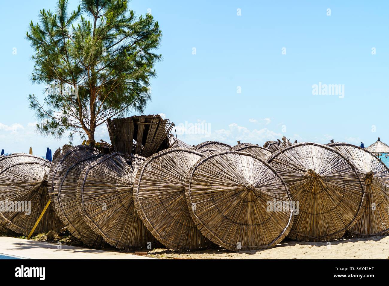 Mai 2024. Durres, Albanie. De nouveaux parasols attendent d'être installés avant la nouvelle saison touristique. Photo : © Simon Grosset Banque D'Images