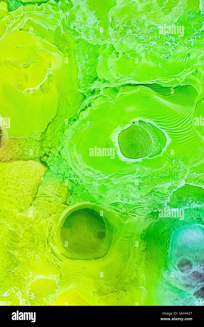 Un design abstrait vif mettant en valeur des textures liquides vertes et des motifs circulaires. Le mouvement dynamique et les teintes vibrantes créent un effet visuel énergisant Banque D'Images