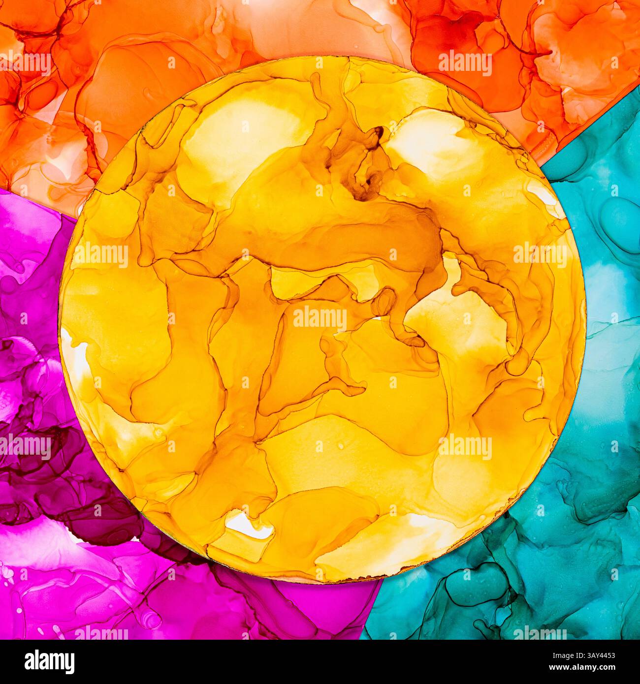 Une pièce d'art abstraite accrocheuse mettant en valeur un design circulaire vibrant sur papier. Les couleurs fluides se mélangent harmonieusement, créant une énergie et un dynamisme Banque D'Images