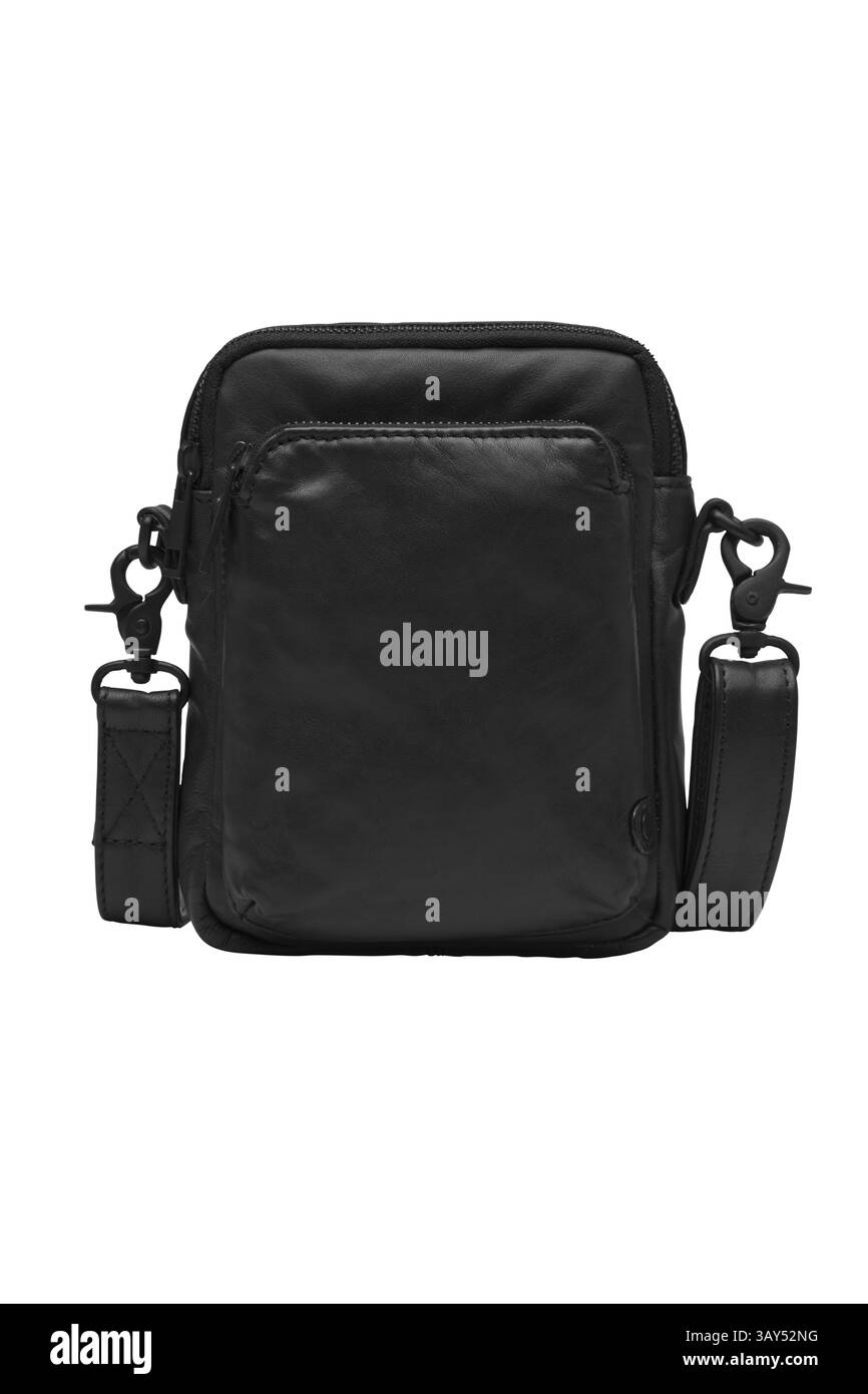 isolé sur un fond blanc, ce cliché studio affiche un petit sac bandoulière en cuir noir le sac dispose d'une sangle réglable et d'un clip en métal Banque D'Images