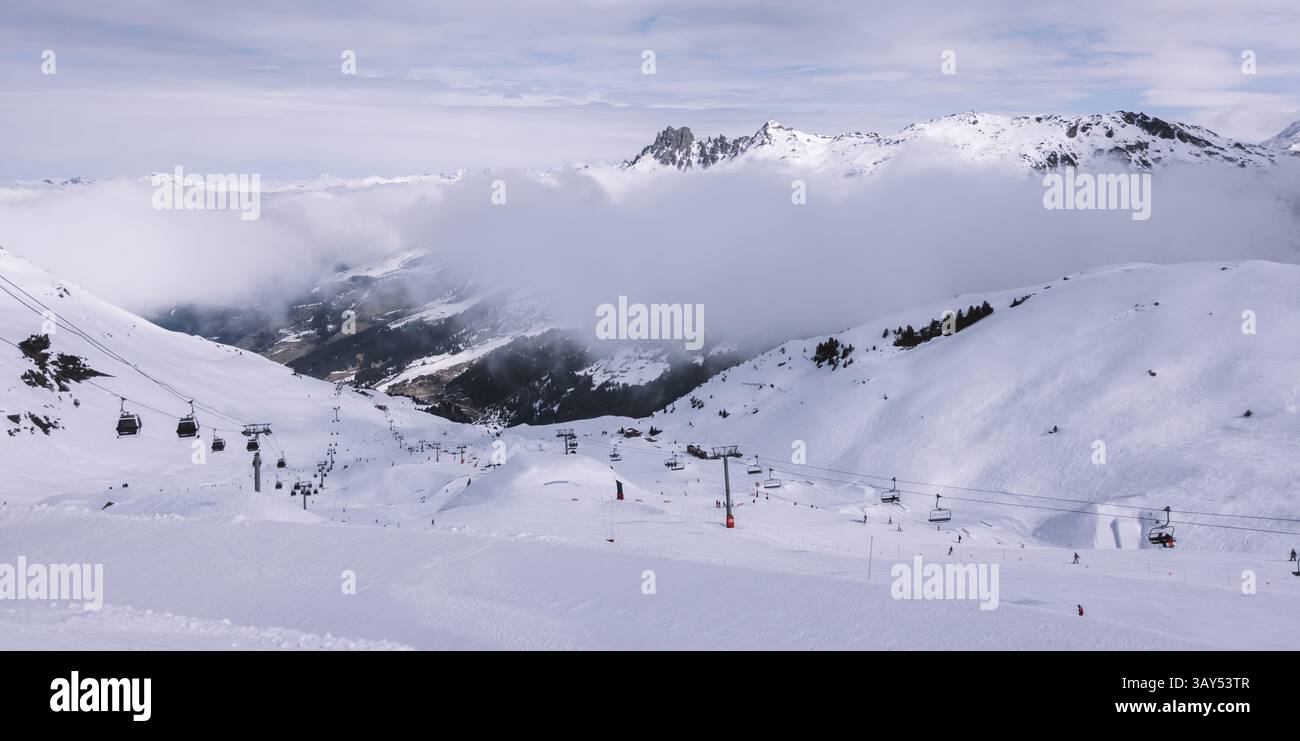 Skieurs dans la station de ski de Courchevel 1850, France Banque D'Images