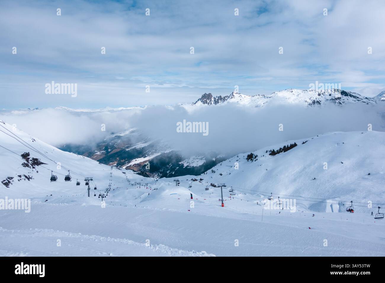 Skieurs dans la station de ski de Courchevel 1850, France Banque D'Images
