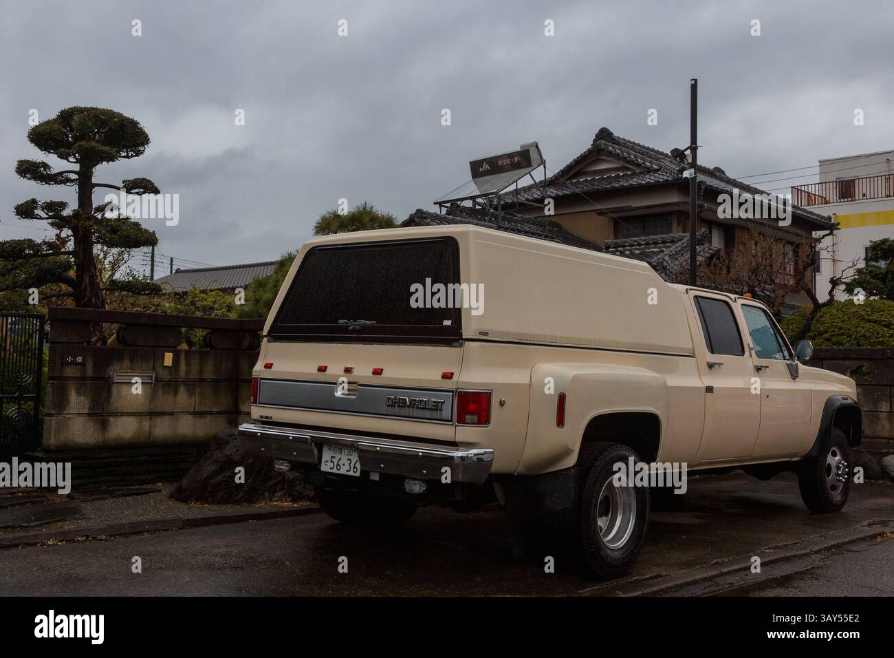 Une vieille camionnette Chevrolet Suburban garée devant une maison japonaise traditionnelle à Zama, Kanagawa, au Japon. Banque D'Images