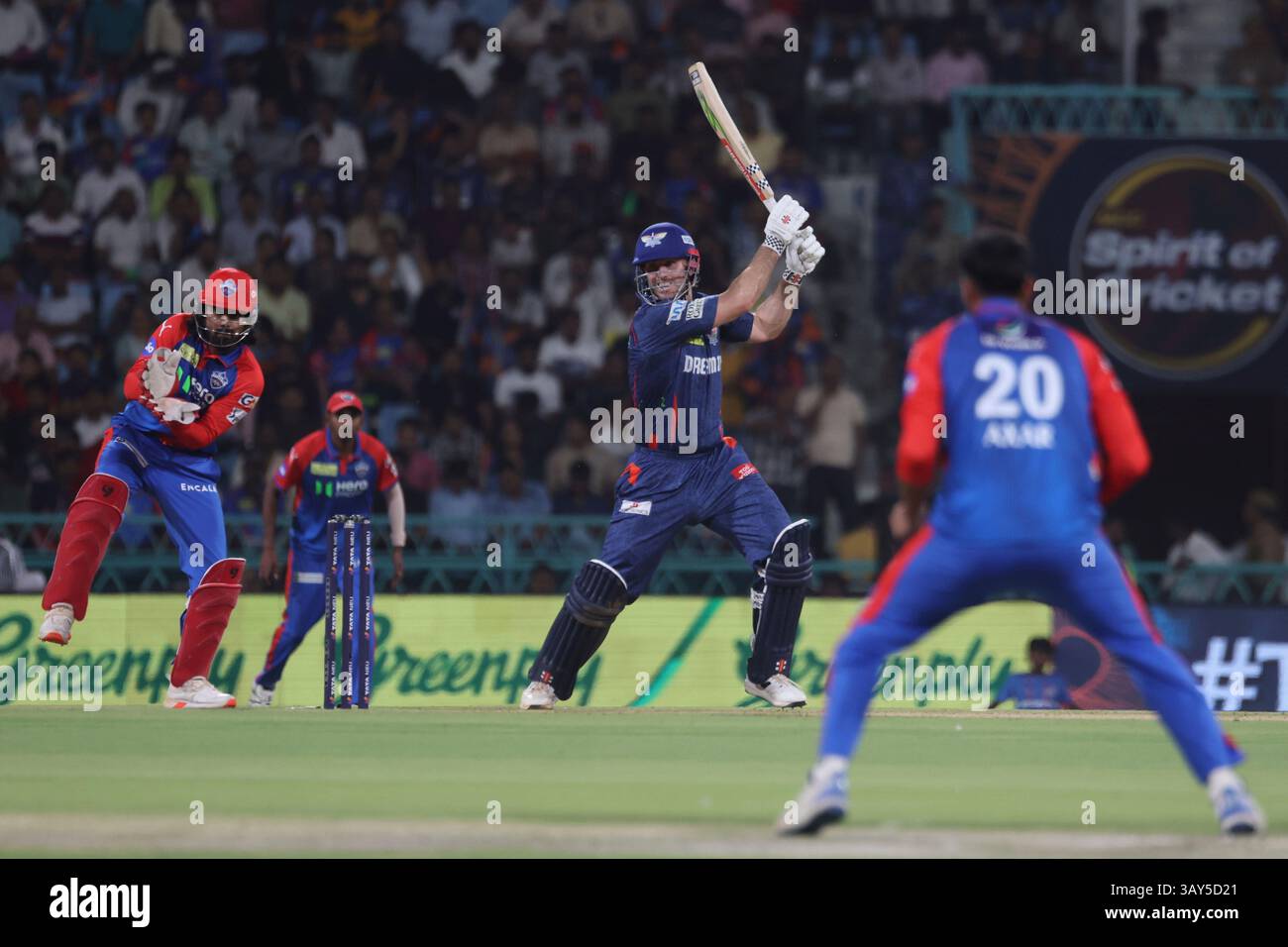 Lucknow Super Giants' Mitchell Marsh plays a shot during the Indian Premier League cricket match between Lucknow Super Giants and Delhi Capitals at Atal Bihari Vajpayee Ekana Cricket Stadium in Lucknow, India, Tuesday, April 22, 2025. (AP Photo) Banque D'Images