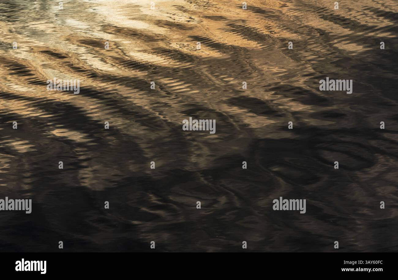 Réflexions en mouvement — Résumé des calques à la surface du lac Banque D'Images