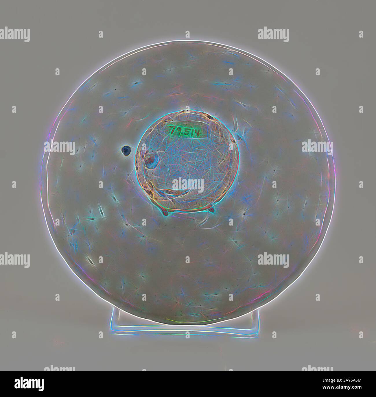 Un objet circulaire avec une surface translucide, affichant un éventail de reflets colorés et de motifs complexes, repose sur un stand clair., bol, dynasties Yuan - Ming, dynasties Yuan - Ming, XVe siècle, Glaze grise, 2 h, 6-1/2 d, art asiatique, art classique avec une touche moderne réinventée par Artotop Banque D'Images