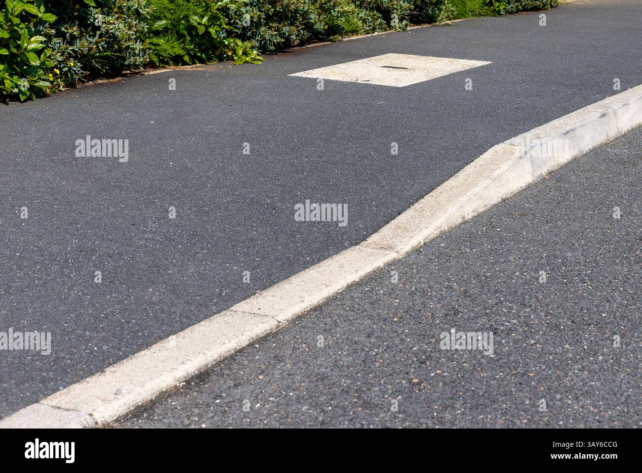 Nouvelle installation de kurb tombée pour l'accès du véhicule à l'allée Banque D'Images