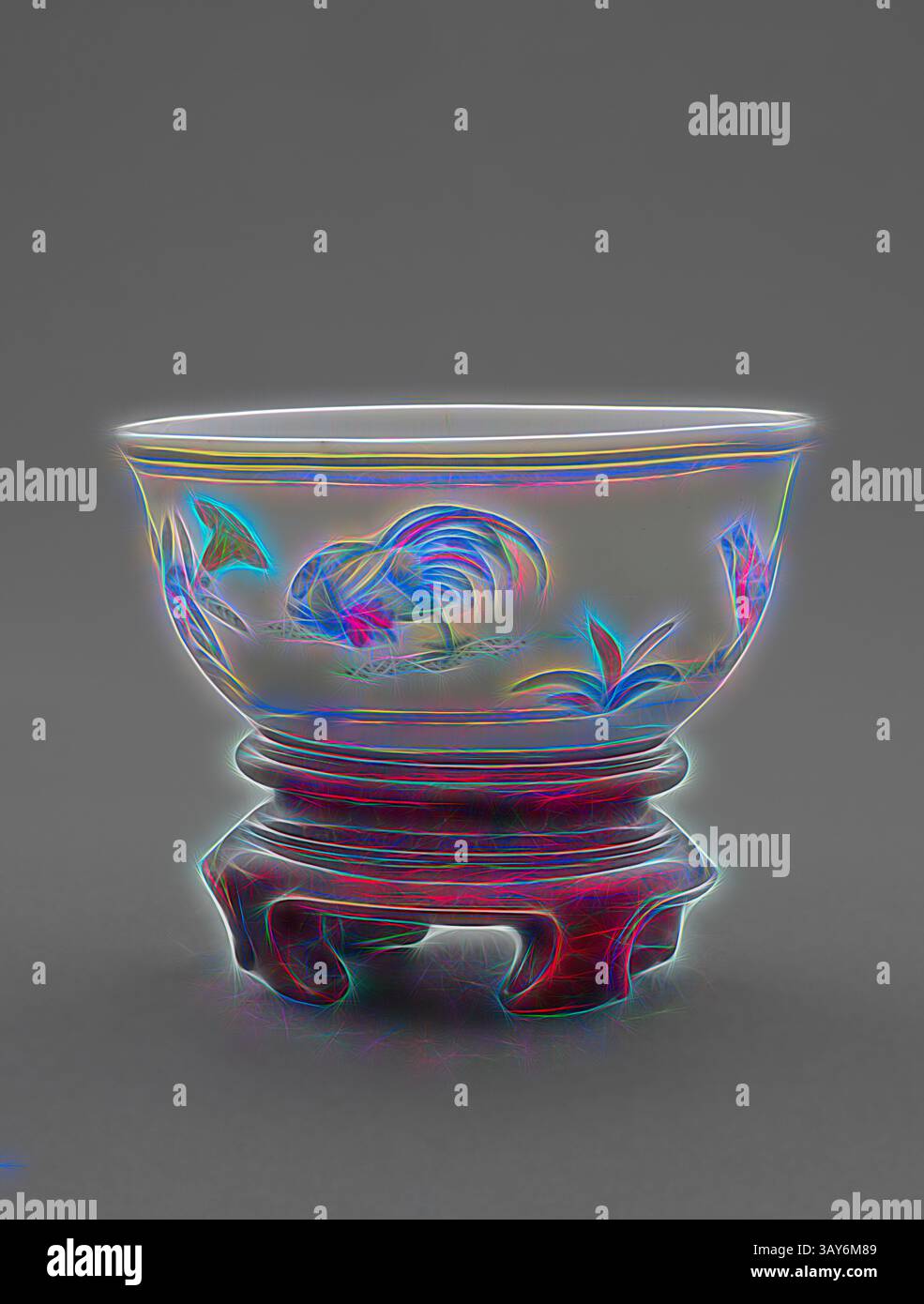 Un bol au design complexe avec des motifs floraux délicats et un poisson, élégamment soutenu par un stand en bois sculpté., tasse de poulet avec stand en bois, Kangxi, dynastie Qing, période, Kangxi, 1662-1722, glaçure, 2-1/8 x 2-3/4 (diam.) In., Art asiatique, Art classique avec une touche moderne réinventée par Artotop Banque D'Images