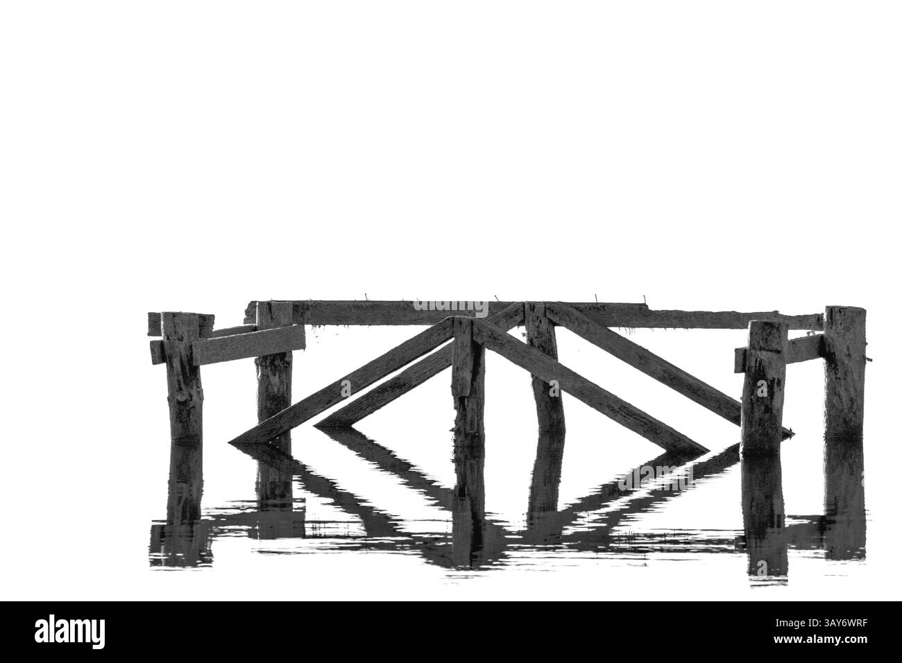 Réflexions sur la jetée en bois en Monochrome. Banque D'Images