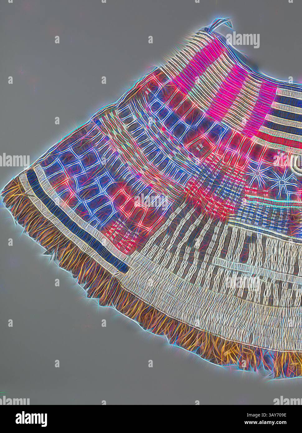 Un textile tissé coloré avec des motifs complexes et des teintes vibrantes, orné de bords frangés, mettant en valeur l'artisanat traditionnel., jupe pour jeune femme, peuple Iraqw, 1940-1980, cuir, perles de verre et laiton, cloches en métal, 35 x 67-1/2 po., Art africain, Art classique avec une touche moderne réinventée par Artotop Banque D'Images