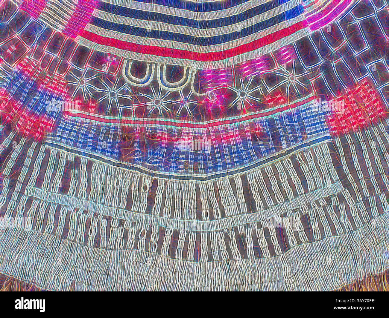 Un affichage vibrant de motifs textiles complexes, avec diverses teintes et formes géométriques entrelacées avec des lignes délicates qui créent une texture visuelle captivante., jupe pour jeune femme, Iraqw, 1940-1980, perles en cuir, verre et laiton, cloches en métal, 35 x 67-1/2 po., Art africain, Art classique avec une touche moderne réinventée par Artotop Banque D'Images