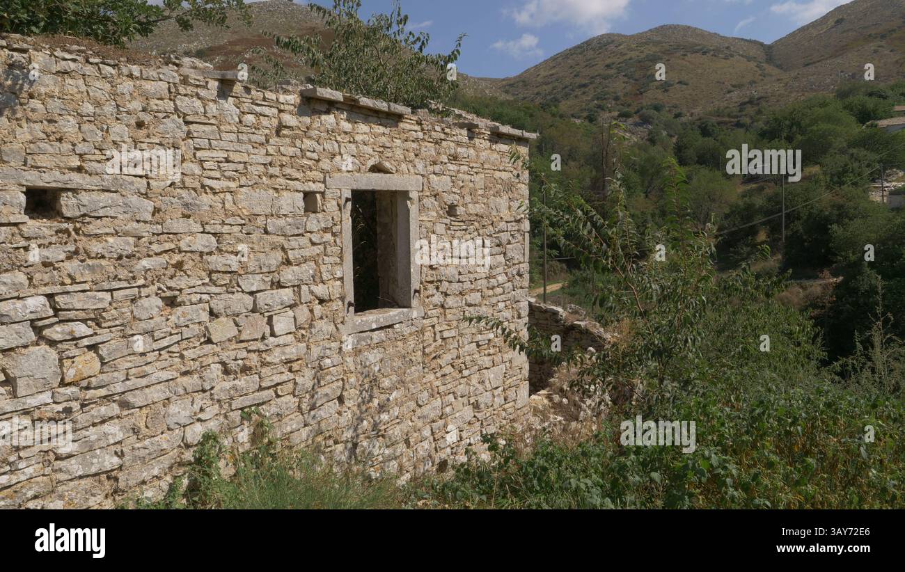 Maison abandonnée dans le village du Vieux Perithia. Le plus vieux village de Corfou. Refuge des pirates, il a été abandonné mais revient à la vie Banque D'Images