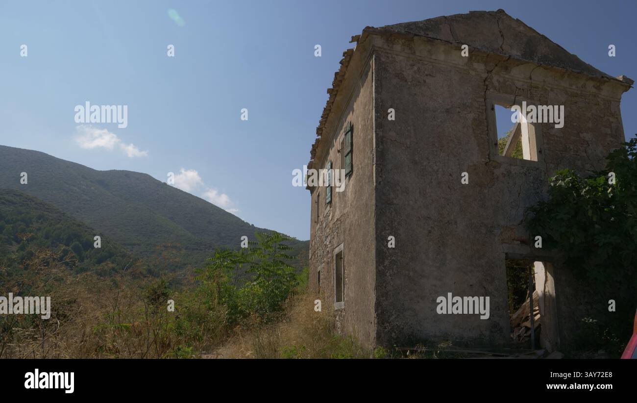 Maison abandonnée dans le village du Vieux Perithia. Le plus vieux village de Corfou. Refuge des pirates, il a été abandonné mais revient à la vie Banque D'Images