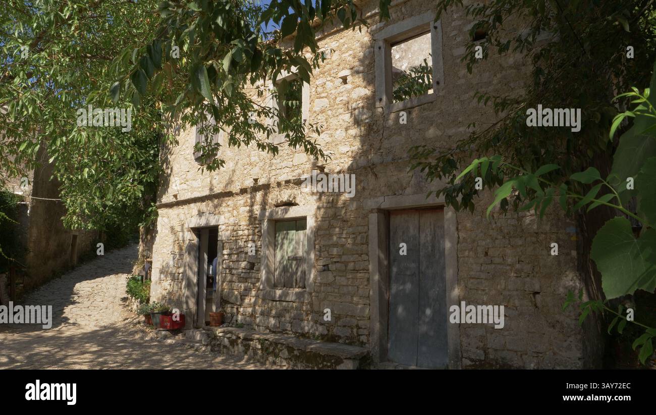 Maison abandonnée dans le village du Vieux Perithia. Le plus vieux village de Corfou. Refuge des pirates, il a été abandonné mais revient à la vie Banque D'Images