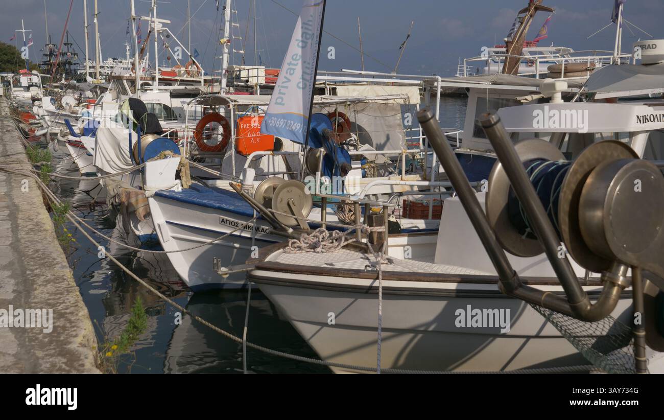 Petits bateaux de pêche côtiers amarrés à la ville de Corful, Corfou. Banque D'Images
