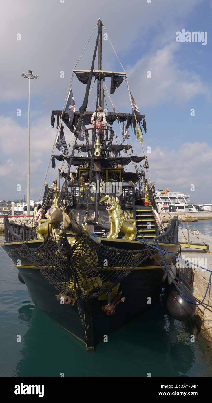 L'attraction touristique de bateau pirate Black Rose dans la ville de Corfou, Grèce Banque D'Images