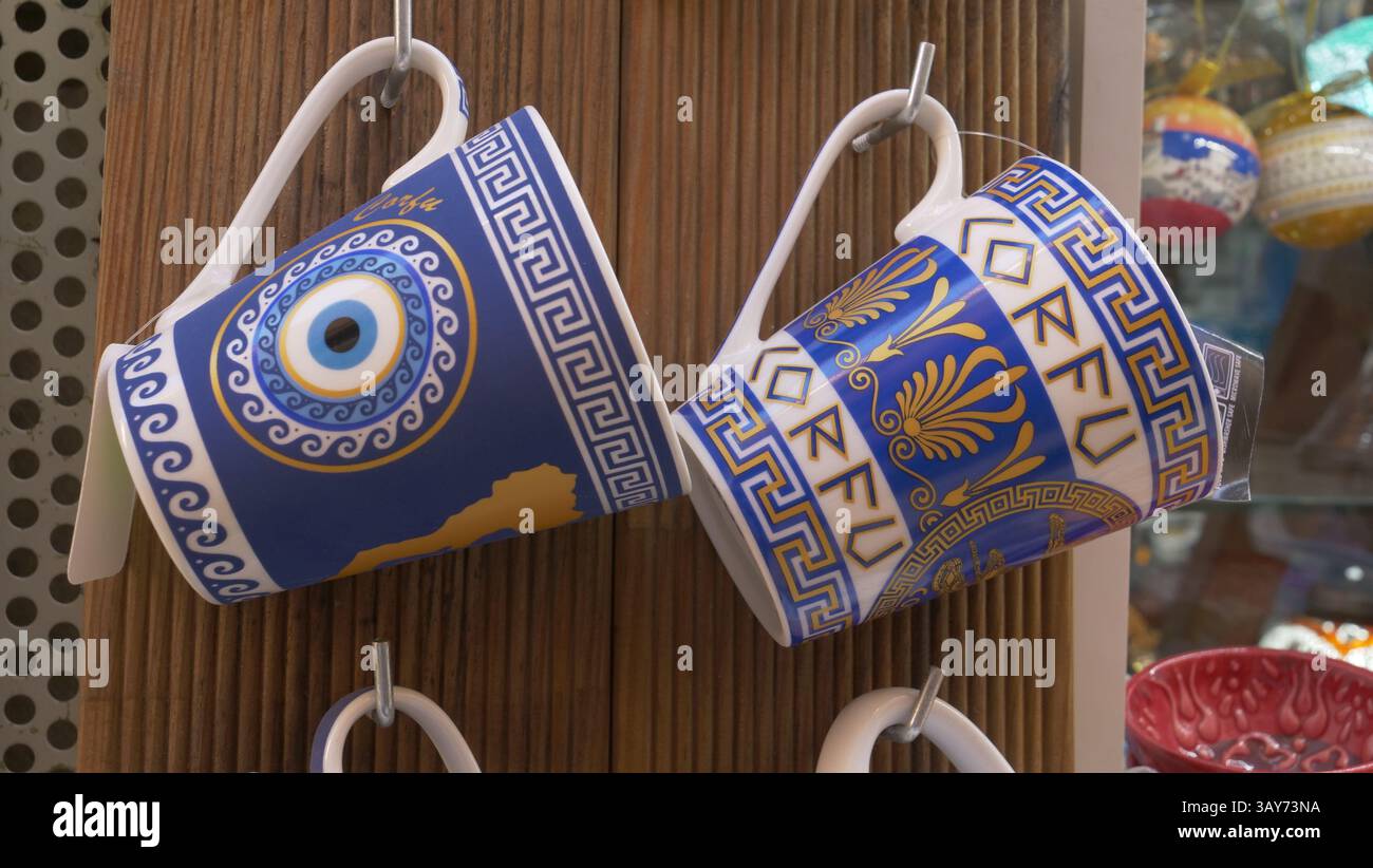 Tasses souvenir à vendre dans une boutique de cadeaux touristique dans la ville de Corfou. Banque D'Images