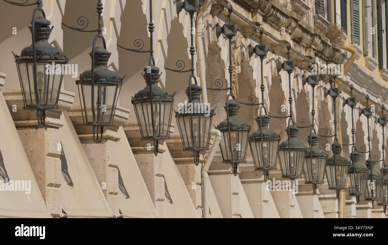Lumières le long d'une place dans la ville de Corfou Banque D'Images