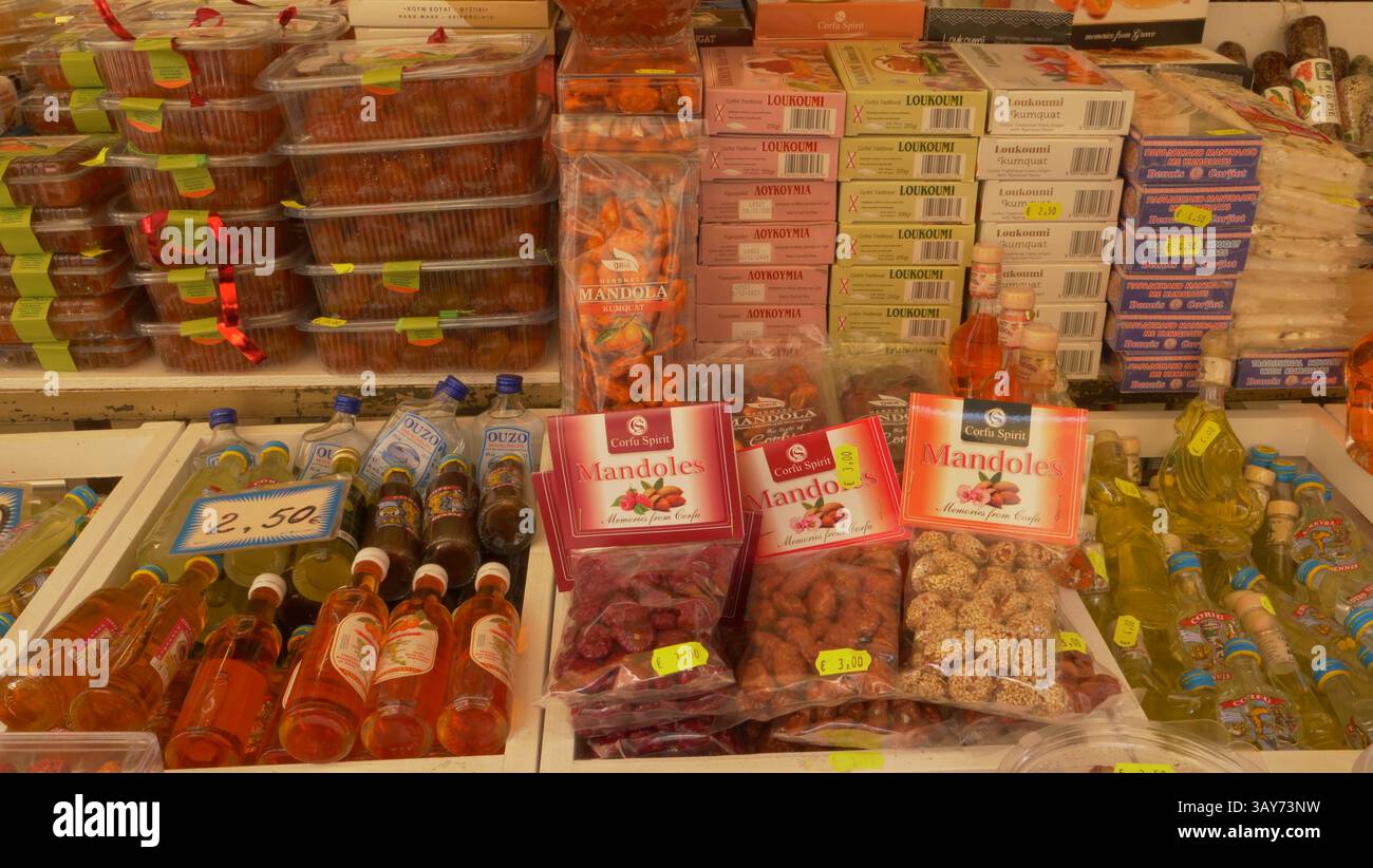 Friandises sucrées et nourriture à vendre dans une boutique de cadeaux dans la ville de Corfou Banque D'Images