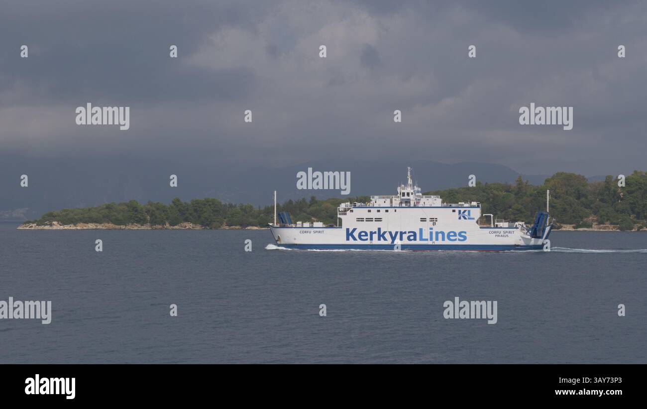 Un ferry Kerkyra Lines passe devant l'île de Vidos en route pour la ville de Corfou Banque D'Images