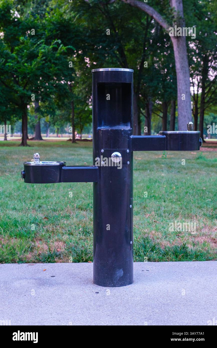 Fontaine d'eau publique, Washington, DC, États-Unis. Entre le mémorial de la seconde Guerre mondiale et le mémorial des anciens combattants de la guerre de Corée. Banque D'Images