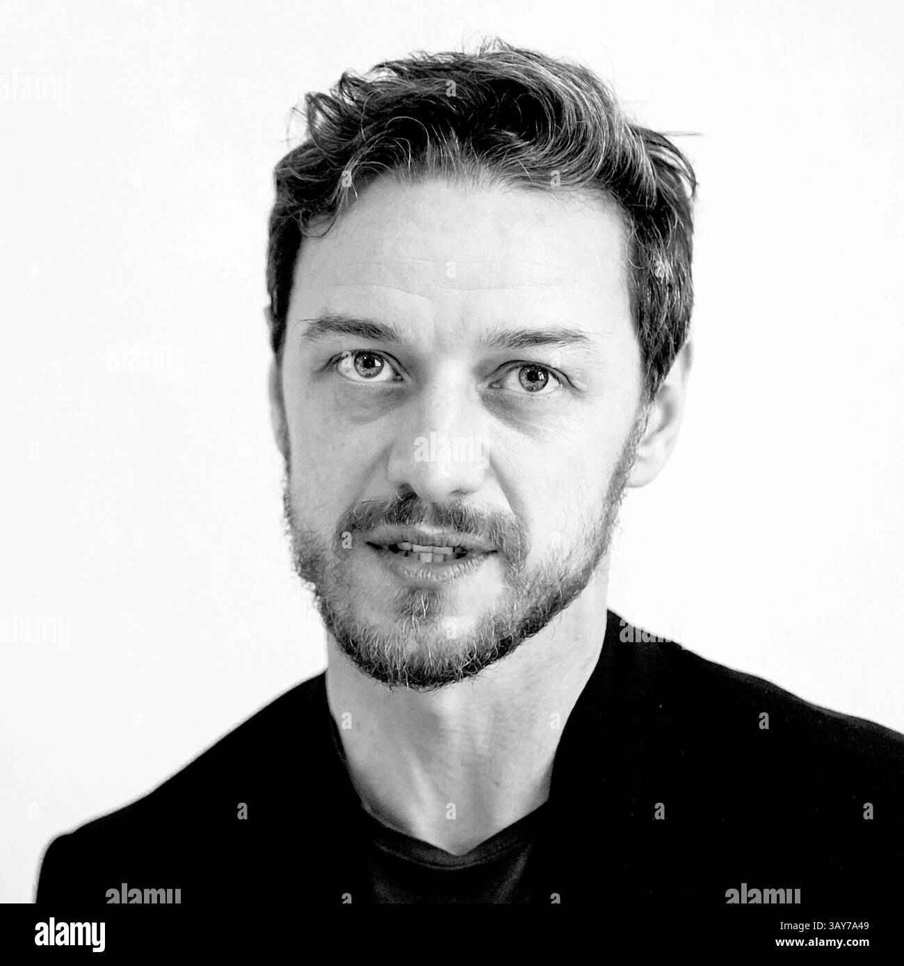 16 novembre 2016 - Hollywood, Californie, États-Unis - JAMES MCAVOY fait la promotion du film 'Split'. James McAvoy James McAvoy (né le 21 avril 1979) est un acteur écossais. Il a fait ses débuts d'acteur à l'adolescence dans "The Near Room" de 1995 et a continué à faire principalement des apparitions à la télévision jusqu'en 2003, date à laquelle sa carrière de long métrage a commencé. En plus de jouer à l'écran, McAvoy a joué dans plusieurs productions du West End, recevant trois nominations pour le Laurence Olivier Award du meilleur acteur. Il a également travaillé la voix pour des films d'animation comme Gnomeo & Juliet et Arthur Christmas (tous deux en 2011). Depuis lors, il est connu pour jouer Banque D'Images