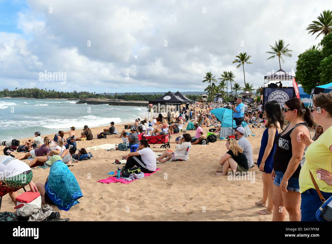 18 novembre 2016 - spectateurs pendant l'action lors de la dernière journée de concours du concours pro hawaïen à Haleiwa sur la rive nord d'Oahu, Hawaii qui a été remporté par le champion du monde nouvellement couronné 2016 John Florence . Ceci complète le premier bijou de la Triple couronne de surf de Vans qui se poursuit ensuite avec la Coupe du monde de surf de Vans à Sunset Beach et se termine avec les Billabong Pipeline Masters. - Steven Erler/CSM (image de crédit : &copy ; Steven Erler/CSM via ZUMA Wire) Banque D'Images