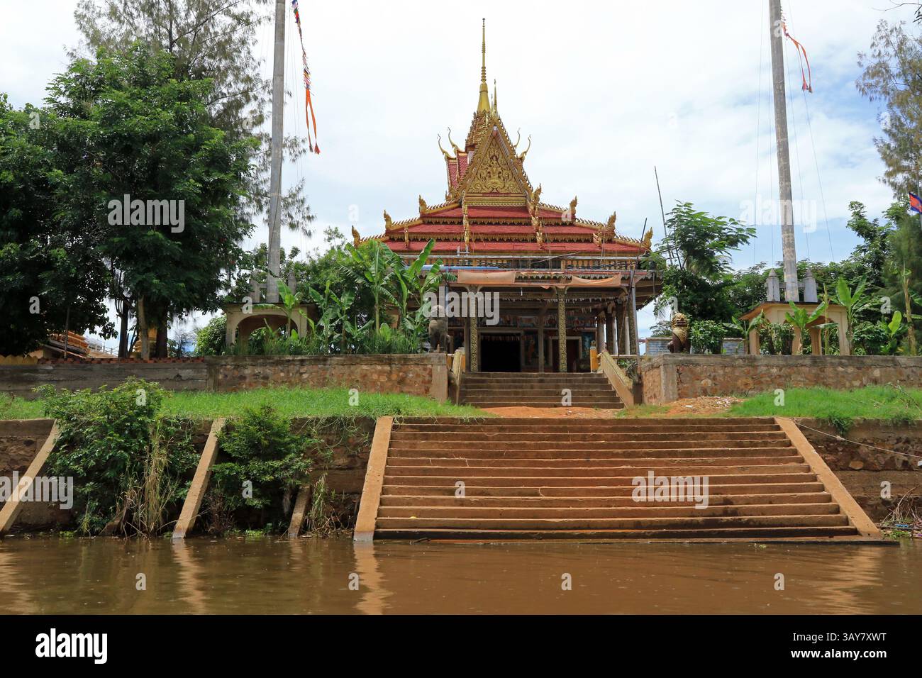 Temple bouddhiste dans le village de Kampong Phluk sur le lac Tonle SAP, Cambodge Banque D'Images