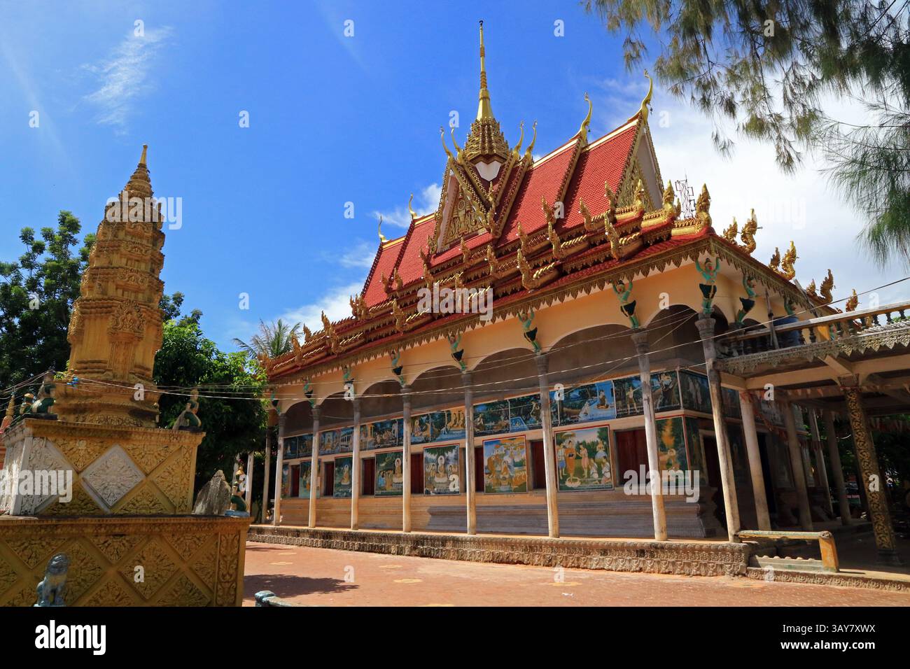 Temple bouddhiste dans le village de Kampong Phluk sur le lac Tonle SAP, Cambodge Banque D'Images