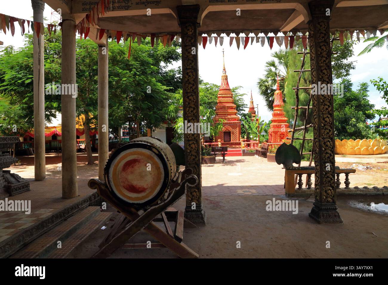 Temple bouddhiste dans le village de Kampong Phluk sur le lac Tonle SAP, Cambodge Banque D'Images