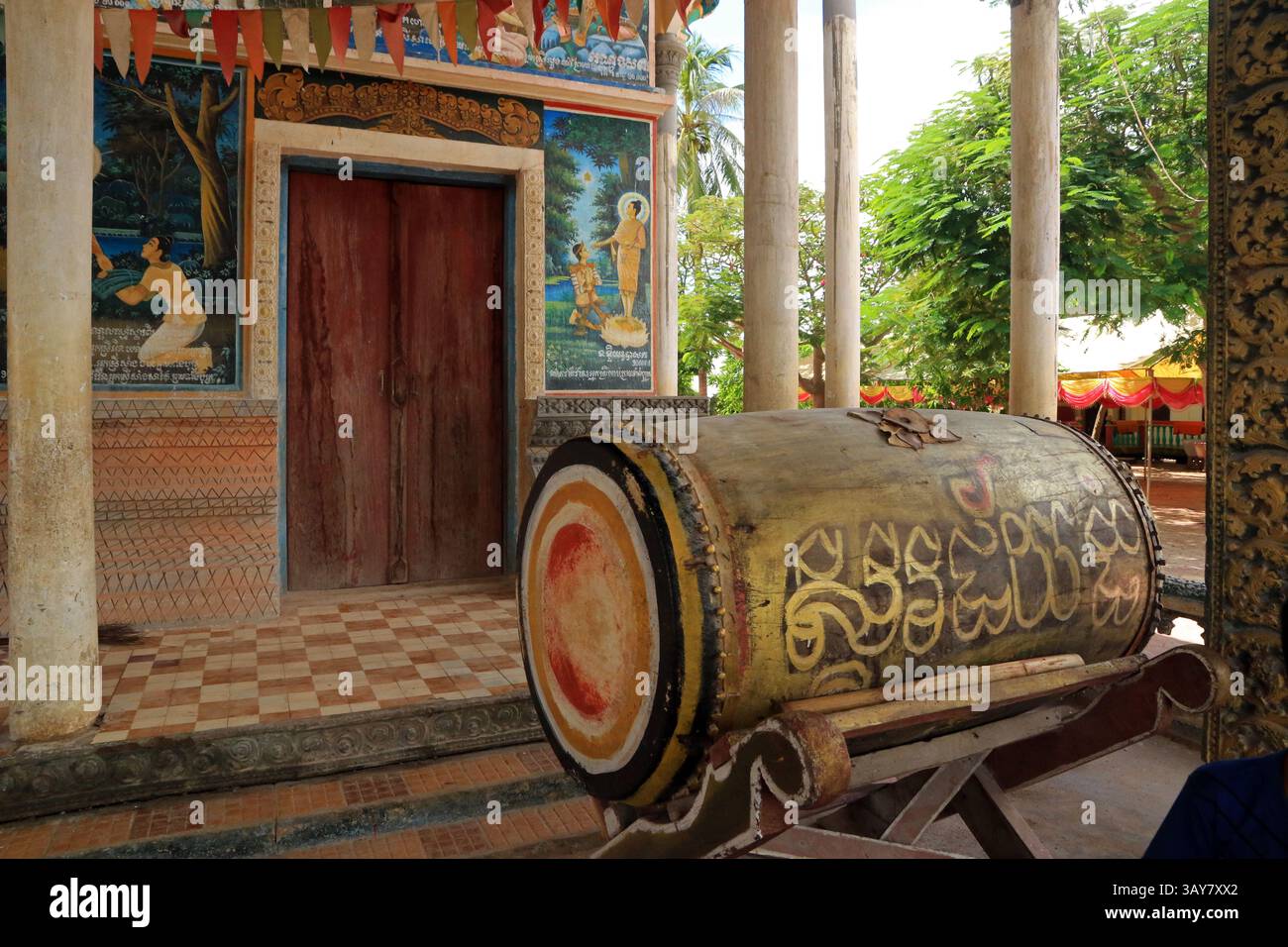 Temple bouddhiste dans le village de Kampong Phluk sur le lac Tonle SAP, Cambodge Banque D'Images