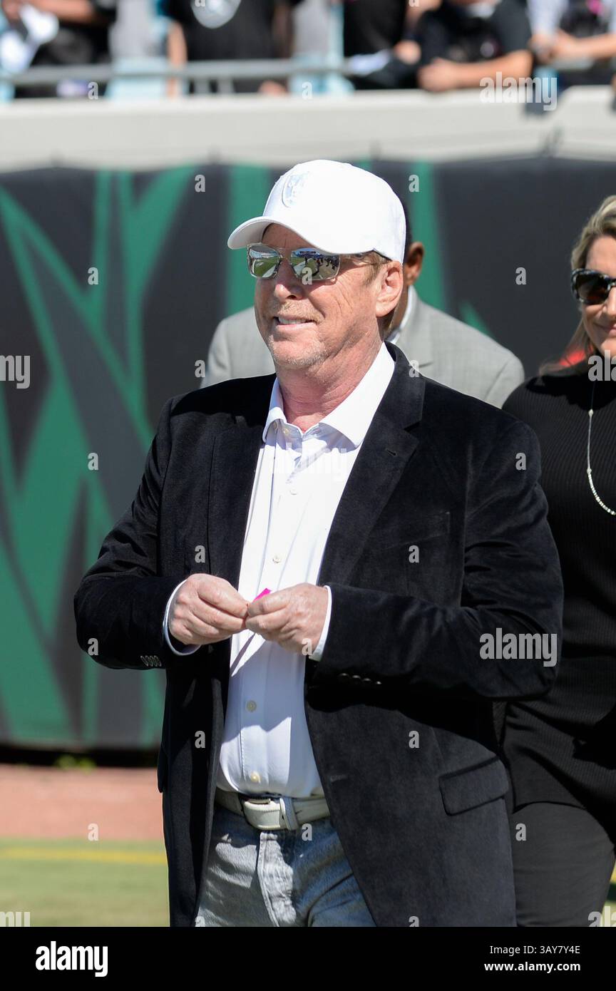 23 octobre 2016 - Jacksonville, Floride, U. S - MARK DAVIS, propriétaire d'Oakland Raiders, marche sur le terrain pendant les échauffements d'avant-match à EverBank Field à Jacksonville, en Floride. Oakland bat Jacksonville 33-16. (Crédit image : © Michael Johnson via ZUMA Wire) Banque D'Images