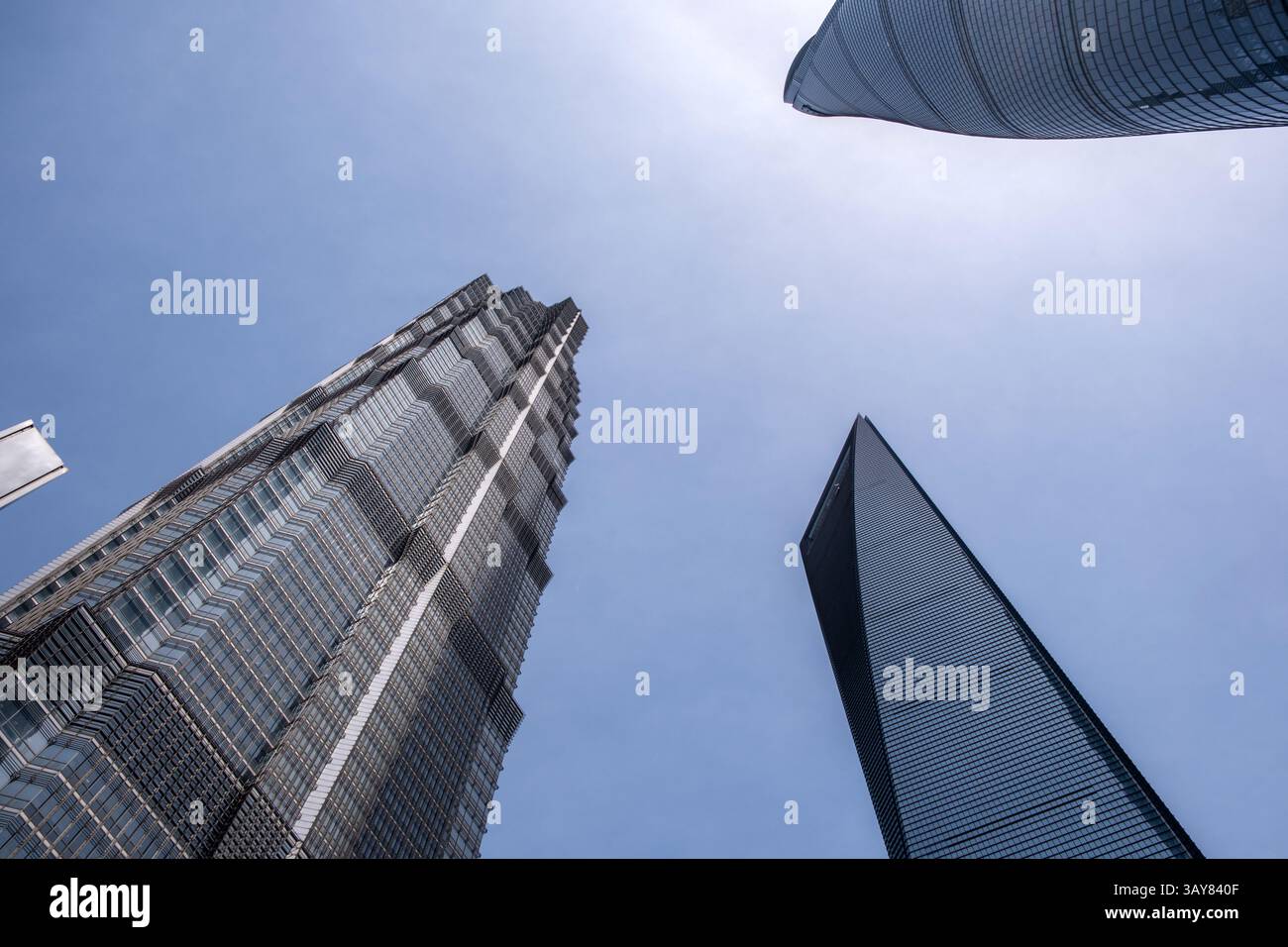 Bâtiments de ville contre le ciel bleu, gratte-ciel d'affaires de bureau de grande hauteur vue d'angle bas Banque D'Images