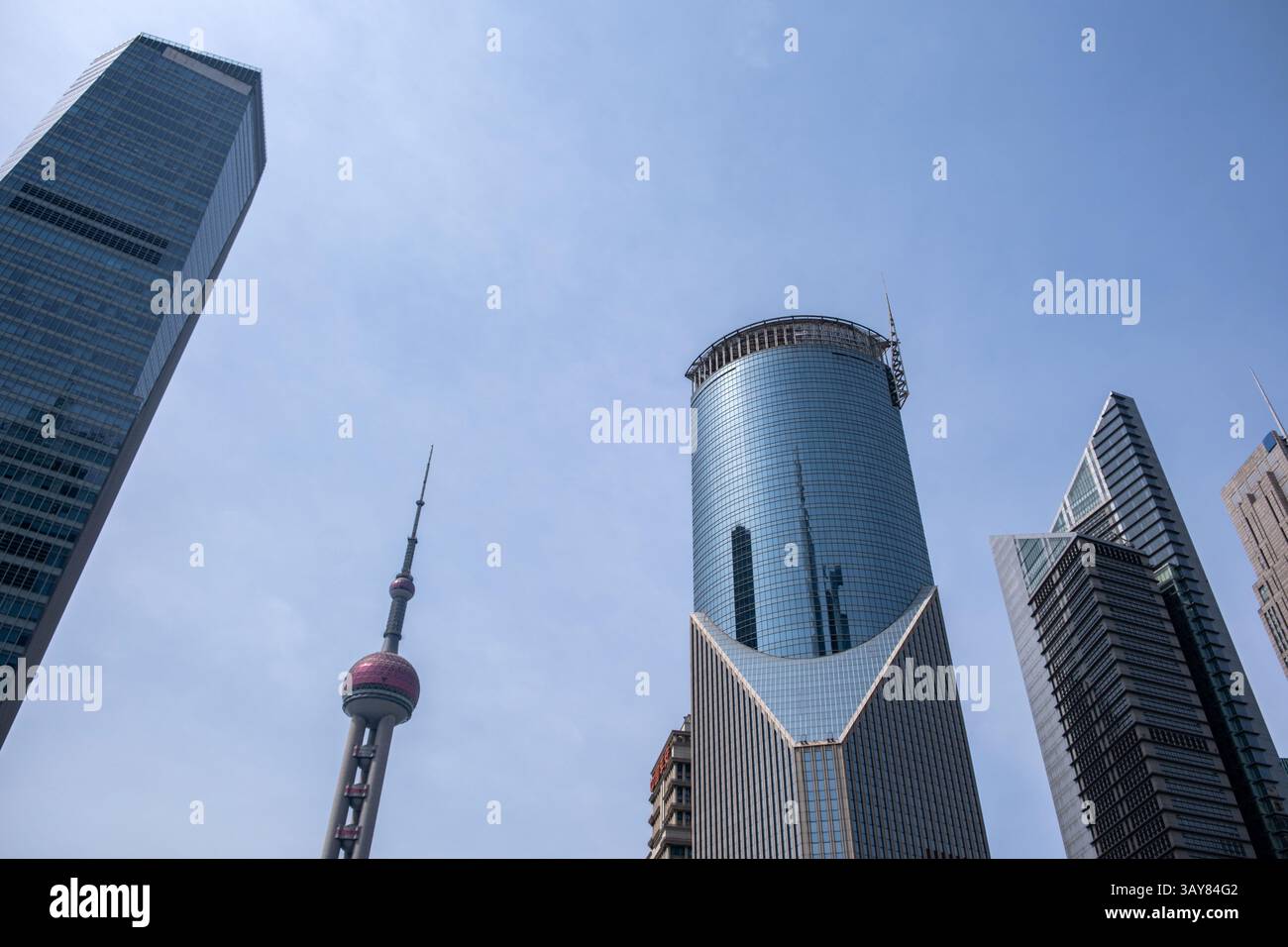 Shanghai, Chine, bâtiments urbains. Gratte-ciel modernes contre le ciel bleu, tours d'affaires en acier et en verre de grande hauteur Banque D'Images