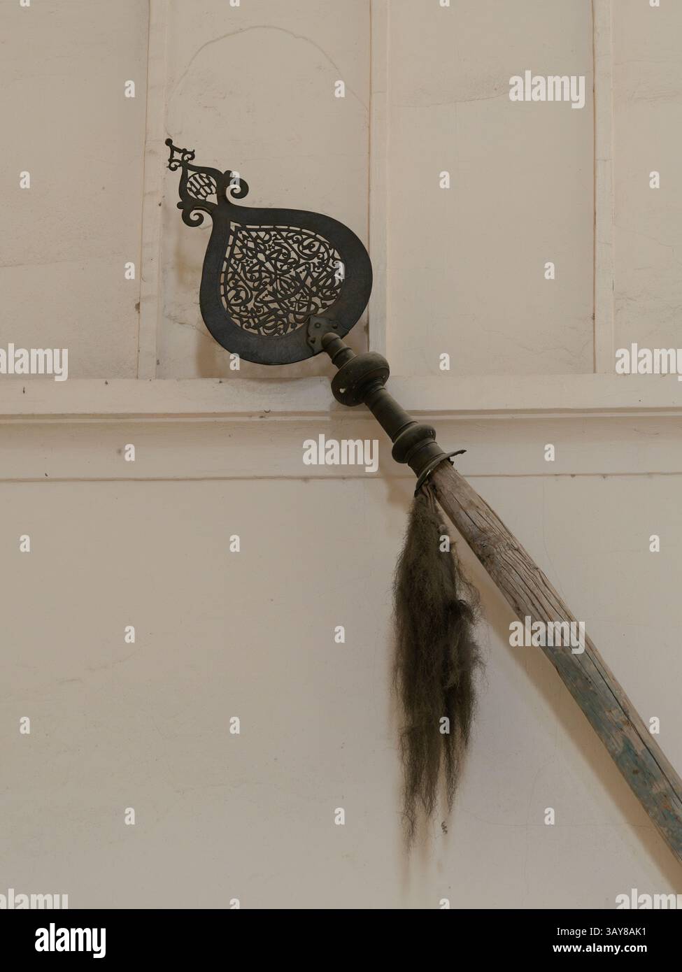 Gros plan de poteau de crin de cheval qui signifie le lieu de sépulture d'une personne sainte. Exposé au mausolée Khodja Ahmet Yasawi au Turkistan, Kazakhstan. Banque D'Images