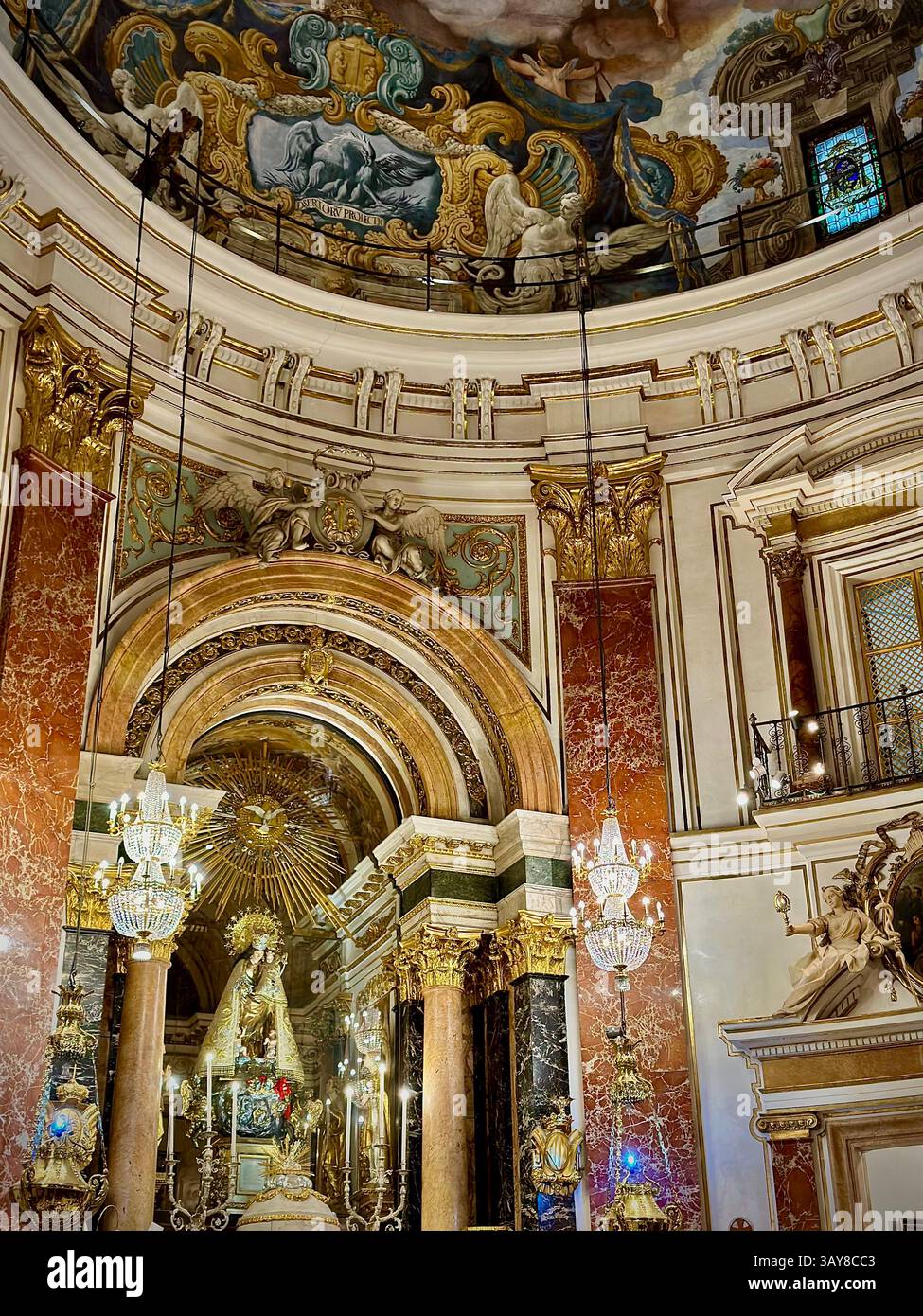 L'intérieur baroque doré d'une église catholique de Valence, riche de détails et de peintures ornés. - Image de stock capturée avec un smartphone