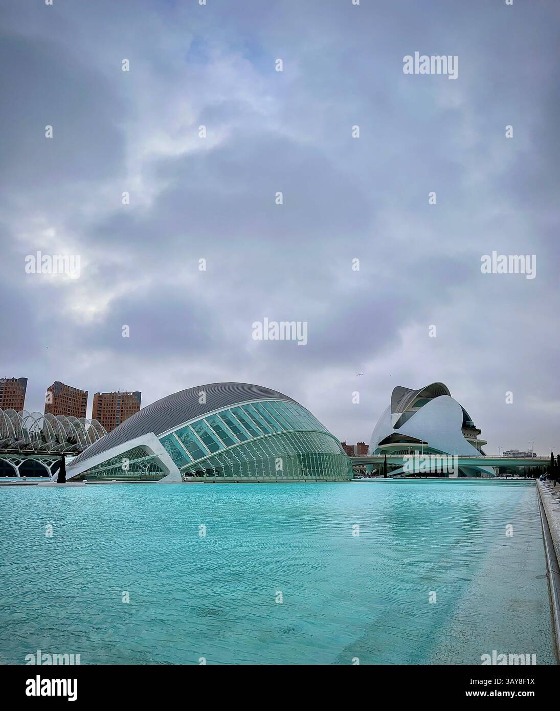 Bâtiments futuristes de la Cité des Arts et des Sciences de Valence, présentant une architecture espagnole moderne. - Image de stock capturée avec un smartphone