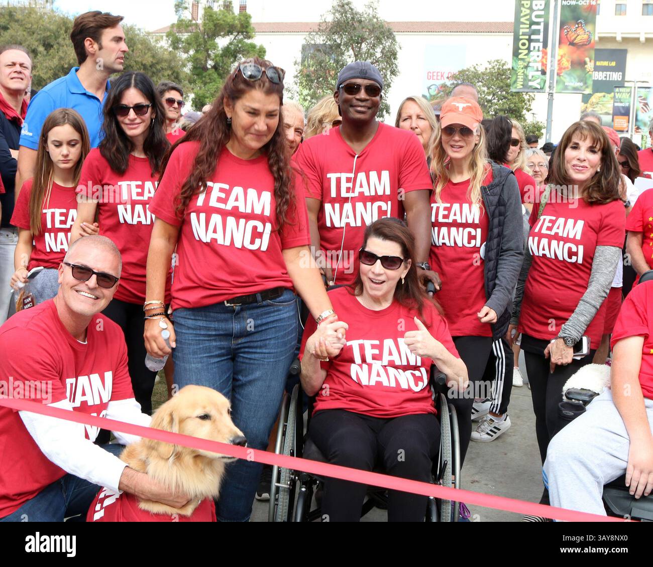 16 octobre 2016 - Los Angeles, CA, USA - LOS ANGELES - OCT 16 : Coco Arquette, Courteney Cox, Jay Schwartz, Freinds, Nanci Ryder, Renee Zellweger, Kate Linder à la ALS Association Golden West Chapter Los Angeles County Walk pour vaincre la ALS à l'exposition Park le 16 octobre 2016 à Los Angeles, CA (crédit image : © Kathy Hutchins/Newscom via ZUMA Press) Banque D'Images