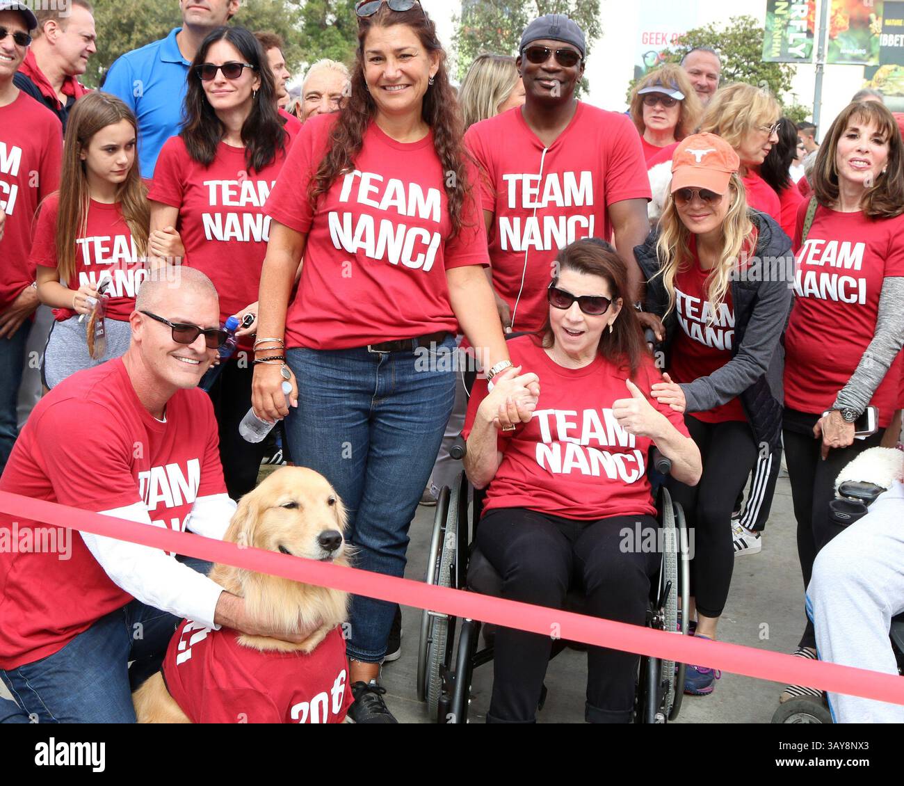16 octobre 2016 - Los Angeles, CA, USA - LOS ANGELES - OCT 16 : Coco Arquette, Courteney Cox, Jay Schwartz, Freinds, Nanci Ryder, Renee Zellweger, Kate Linder à la ALS Association Golden West Chapter Los Angeles County Walk pour vaincre la ALS à l'exposition Park le 16 octobre 2016 à Los Angeles, CA (crédit image : © Kathy Hutchins/Newscom via ZUMA Press) Banque D'Images