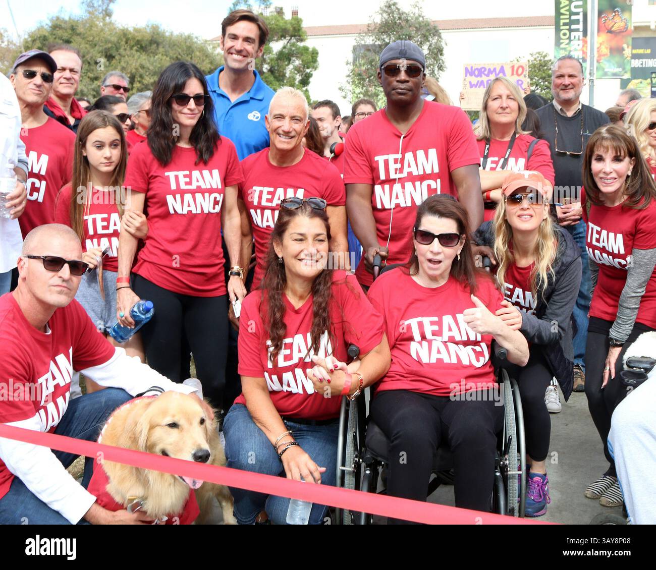 16 octobre 2016 - Los Angeles, CA, USA - LOS ANGELES - OCT 16 : Coco Arquette, Courteney Cox, Jay Schwartz, Freinds, Nanci Ryder, Renee Zellweger, Kate Linder à la ALS Association Golden West Chapter Los Angeles County Walk pour vaincre la ALS à l'exposition Park le 16 octobre 2016 à Los Angeles, CA (crédit image : © Kathy Hutchins/Newscom via ZUMA Press) Banque D'Images