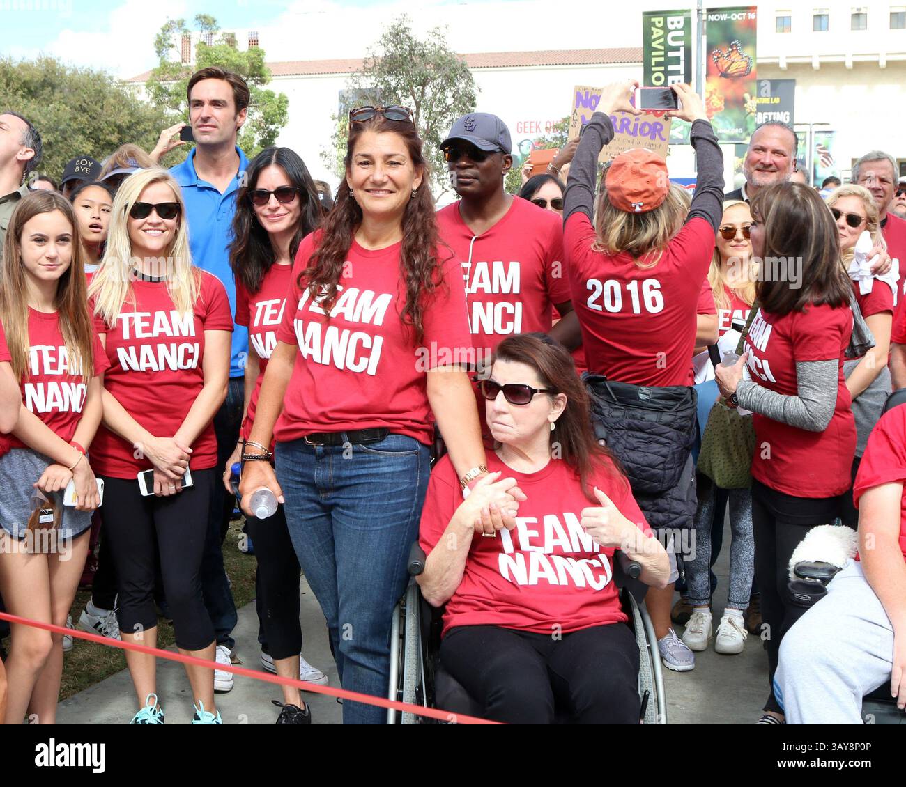 16 octobre 2016 - Los Angeles, CA, USA - LOS ANGELES - OCT 16 : Coco Arquette, Courteney Cox, Jay Schwartz, Freinds, Nanci Ryder, Renee Zellweger, Kate Linder à la ALS Association Golden West Chapter Los Angeles County Walk pour vaincre la ALS à l'exposition Park le 16 octobre 2016 à Los Angeles, CA (crédit image : © Kathy Hutchins/Newscom via ZUMA Press) Banque D'Images